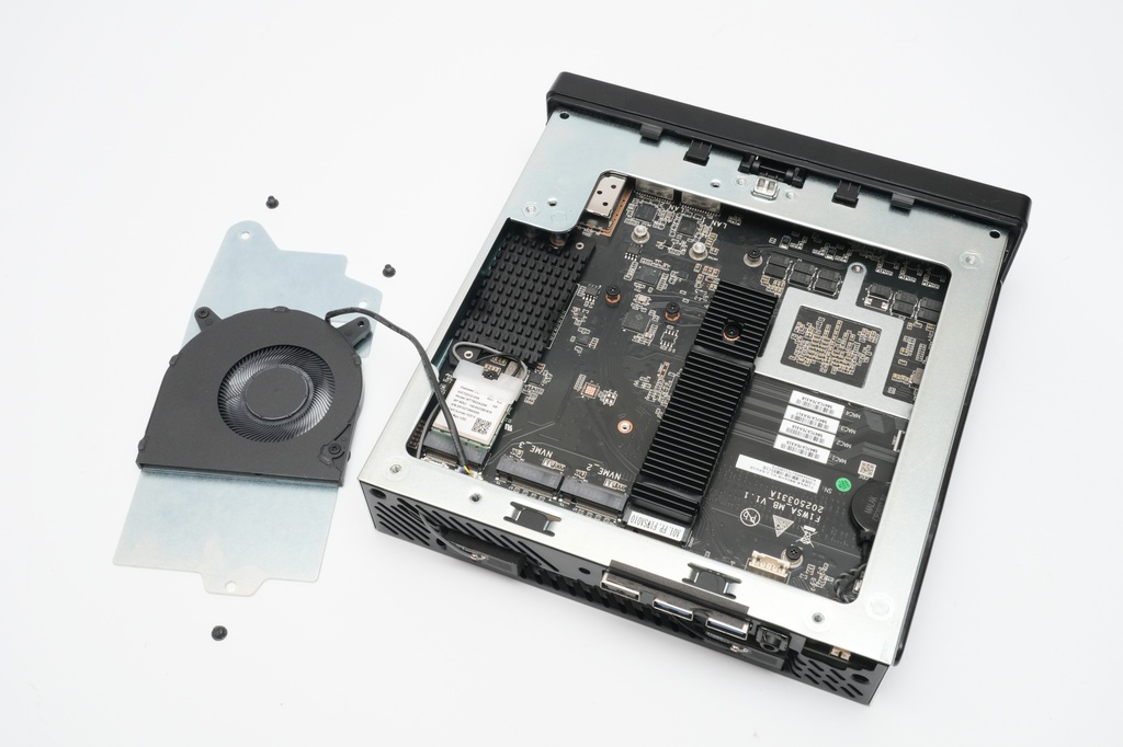 MINISFORUM MS-A2 - 内部シャーシ、冷却ファンを分解